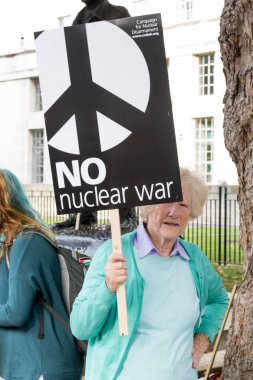 Protestocular toplamak Londra'da bir anti nükleer savaş protesto