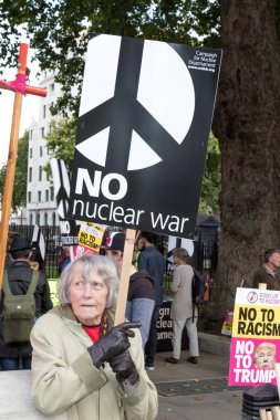 Protestocular toplamak Londra'da bir anti nükleer savaş protesto