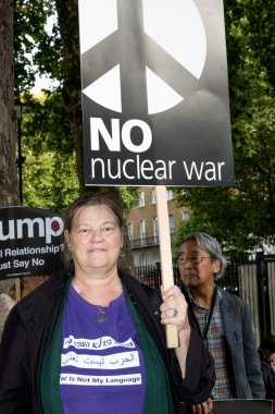 Protestocular toplamak Londra'da bir anti nükleer savaş protesto