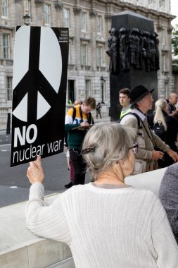 Protestocular toplamak Londra'da bir anti nükleer savaş protesto
