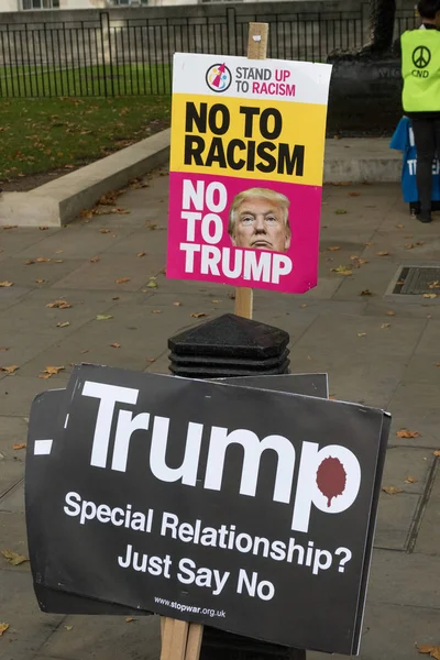 Demonstranci zbierają się w Londynie dla anty jądrowej wojny protestu — Zdjęcie stockowe