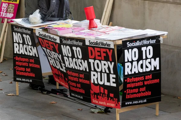 Manifestantes se reúnem em Londres para um protesto contra a guerra nuclear — Fotografia de Stock