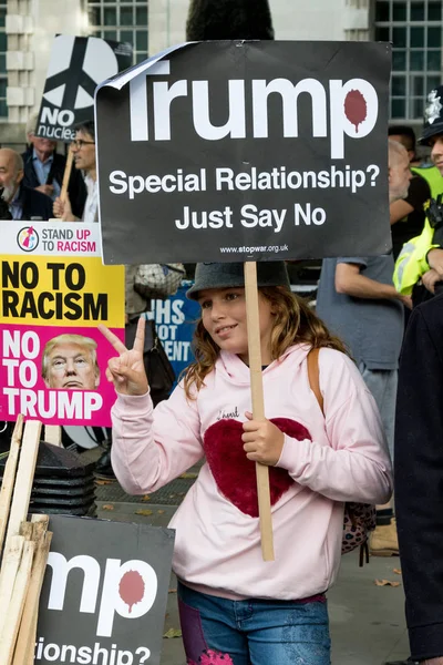 Manifestantes se reúnem em Londres para um protesto contra a guerra nuclear — Fotografia de Stock