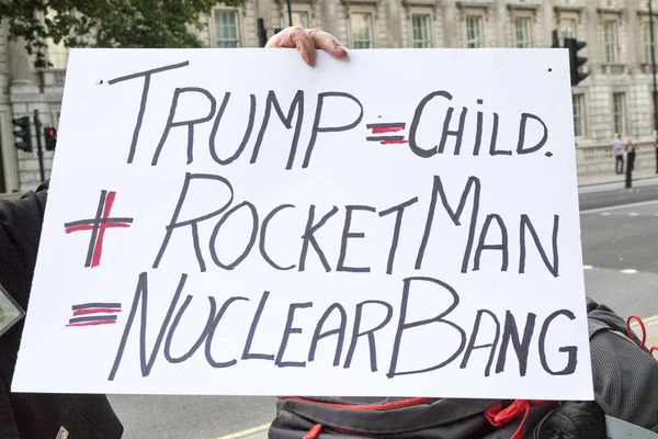 Protestocular toplamak Londra'da bir anti nükleer savaş protesto