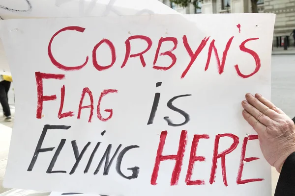 Protesters gather in London for an anti nuclear war protest — Stock Photo, Image