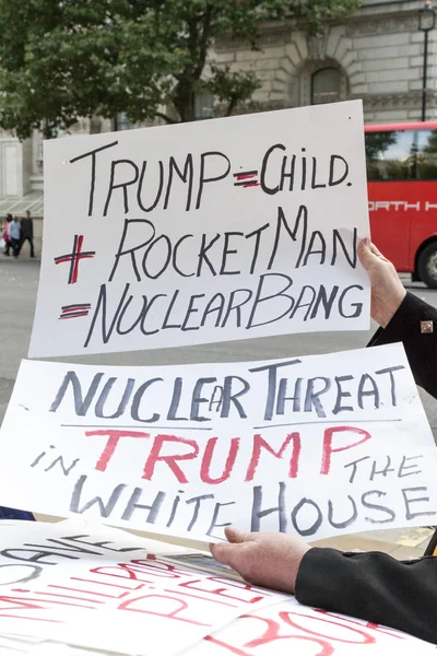 Protestocular toplamak Londra'da bir anti nükleer savaş protesto