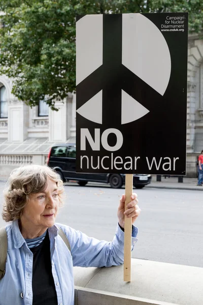Demonstranti scházejí v Londýně za proti jaderné válce protest — Stock fotografie