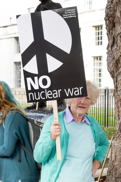 Protestocular toplamak Londra'da bir anti nükleer savaş protesto