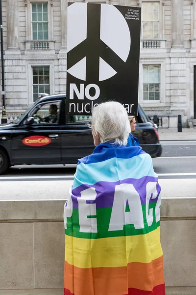 Protestocular toplamak Londra'da bir anti nükleer savaş protesto