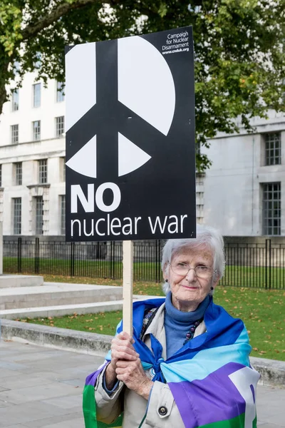 Протестующие собрались в Лондоне на антиядерную акцию протеста — стоковое фото