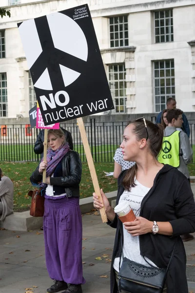 Protestocular toplamak Londra'da bir anti nükleer savaş protesto