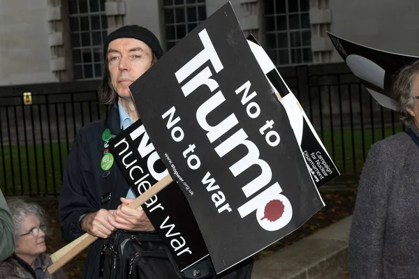 Διαδηλωτές συγκεντρώνονται στο Λονδίνο για ένα αντι πυρηνικό πόλεμο διαμαρτυρία — Φωτογραφία Αρχείου