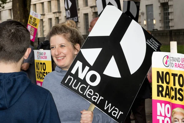 Protestocular toplamak Londra'da bir anti nükleer savaş protesto