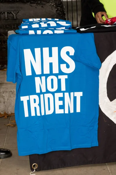 Protestocular toplamak Londra'da bir anti nükleer savaş protesto