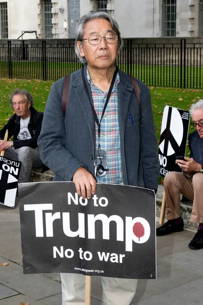 Protestocular toplamak Londra'da bir anti nükleer savaş protesto