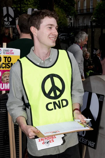 Protestocular toplamak Londra'da bir anti nükleer savaş protesto