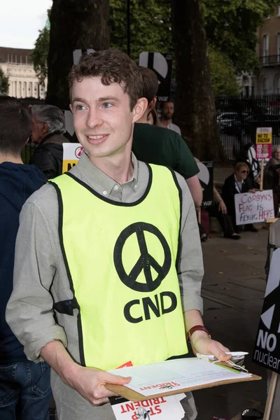 Manifestants se rassemblent à Londres pour une manifestation contre la guerre nucléaire — Photo