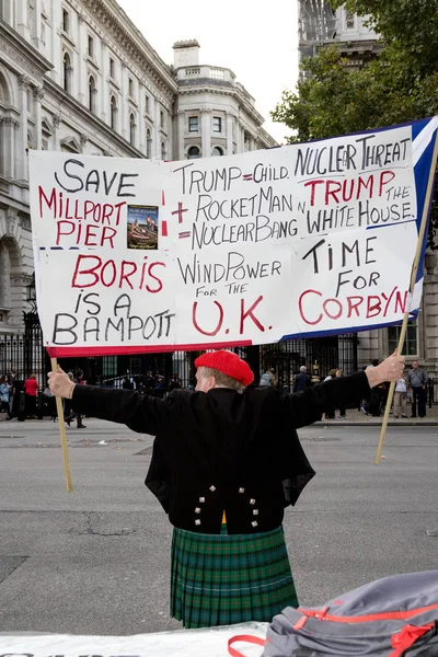 Protestocular toplamak Londra'da bir anti nükleer savaş protesto