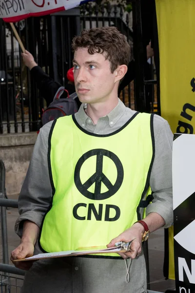 Protestocular toplamak Londra'da bir anti nükleer savaş protesto