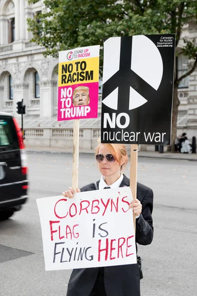 Protestocular toplamak Londra'da bir anti nükleer savaş protesto