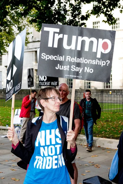 Protestocular toplamak Londra'da bir anti nükleer savaş protesto