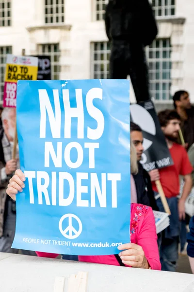 Protestocular toplamak Londra'da bir anti nükleer savaş protesto