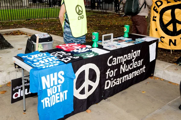 Protestocular toplamak Londra'da bir anti nükleer savaş protesto