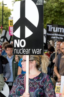 Protestocular toplamak Londra'da bir anti nükleer savaş protesto