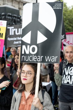 Protestocular toplamak Londra'da bir anti nükleer savaş protesto