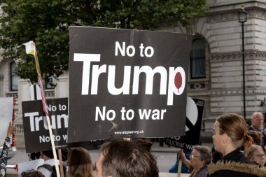 Protestocular toplamak Londra'da bir anti nükleer savaş protesto