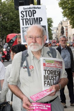 Protestocular toplamak Londra'da bir anti nükleer savaş protesto