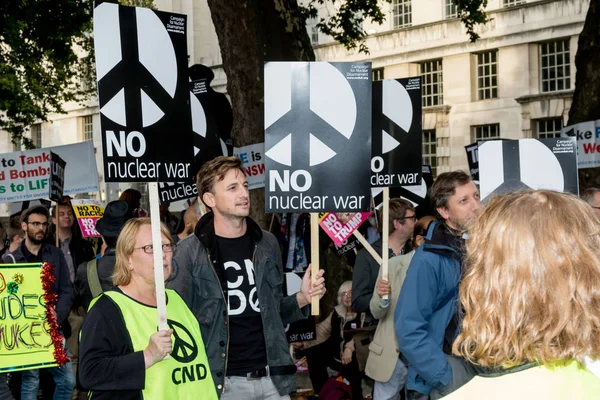 Protestocular toplamak Londra'da bir anti nükleer savaş protesto