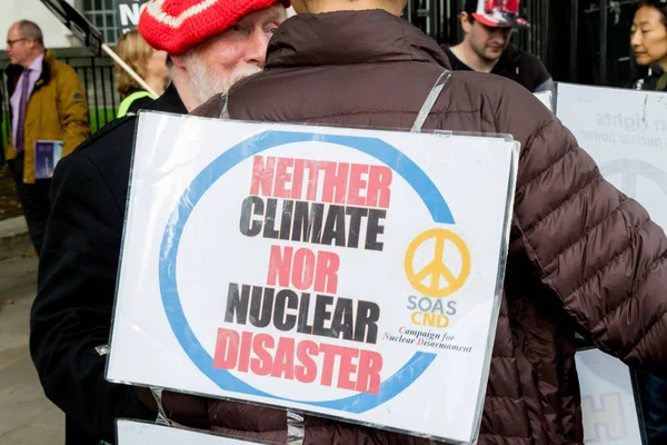 Протестующие собрались в Лондоне на антиядерную акцию протеста — стоковое фото