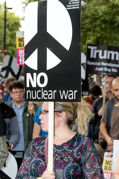 Protestocular toplamak Londra'da bir anti nükleer savaş protesto