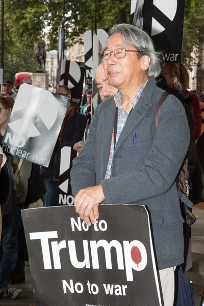 Protestocular toplamak Londra'da bir anti nükleer savaş protesto