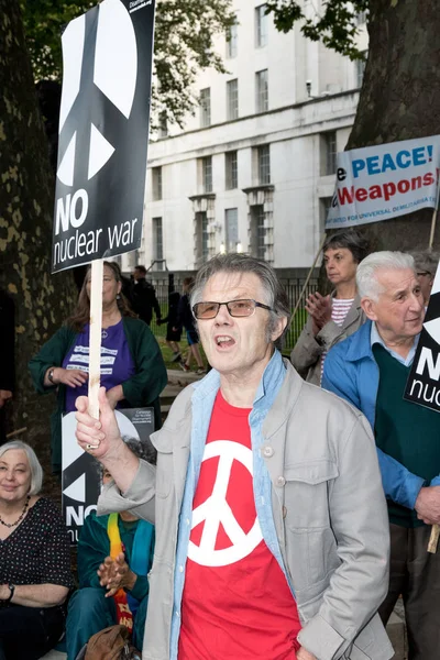 Protestocular toplamak Londra'da bir anti nükleer savaş protesto