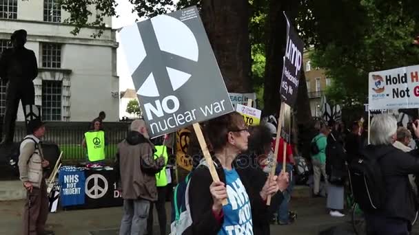 Manifestantes se reúnen en Londres para protestar contra la guerra nuclear — Vídeos de Stock