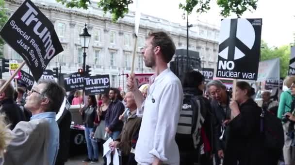 Tiltakozók gyűjteni Londonban egy anti-nukleáris háború az tiltakozás — Stock videók
