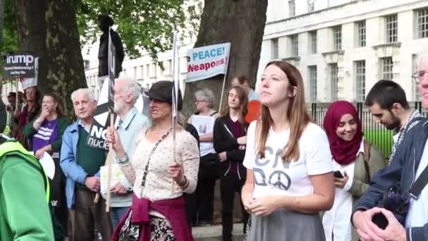 Demonstranten verzamelen in Londen voor een anti-nucleaire oorlog protest — Stockvideo