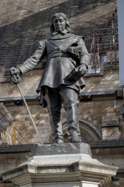 Oliver Cromwell Westminster Sarayı adlı heykeli