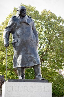 Eski Başbakanı heykeli