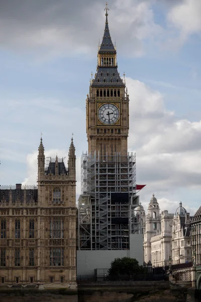 Die britischen Parlamentsgebäude, die derzeit renoviert werden — Stockfoto