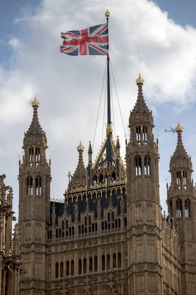 Las casas británicas del Parlamento ondeando la bandera de la Unión — Foto de Stock