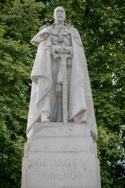Άγαλμα του βασιλιά Γεωργίου 5η απέναντι από το παλάτι του Γουέστμινστερ — Φωτογραφία Αρχείου