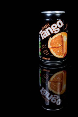 Bir kutu turuncu siyah bir arka plan üzerinde izole Tango