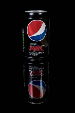 Pepsi Max Cola siyah bir arka plan üzerinde izole konservesi