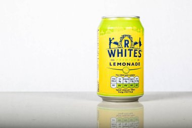 Beyaz bir arka plan R beyazlar limonata konservesi