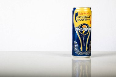 Orangina konservesi beyaz bir arka plan