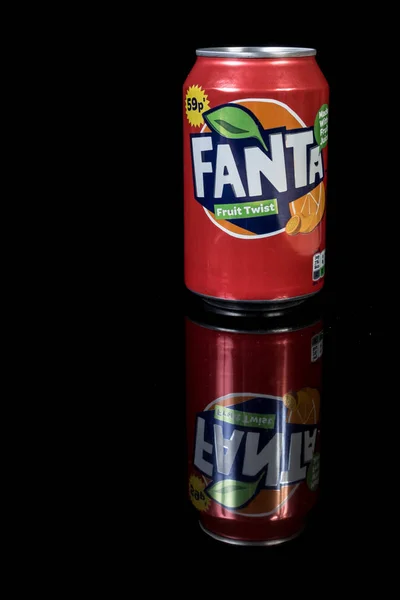 Uma lata de Fanta isolado em um fundo preto — Fotografia de Stock