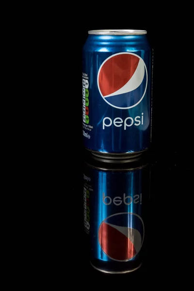 Plechovka Pepsi Cola, samostatný na černém pozadí — Stock fotografie